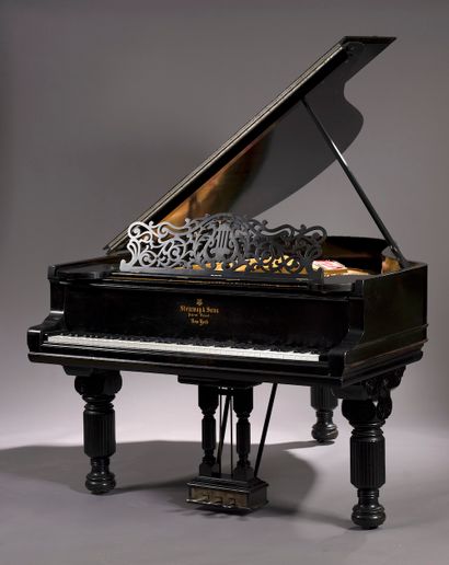 STEINWAY SONS.

Piano quart de queue en bois...