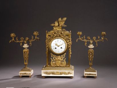 Garniture de cheminée en marbre blanc et...