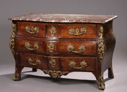 Tomb chest in violet wood veneer arranged...