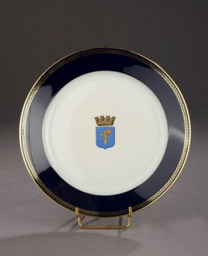 SEVERED.

Porcelain plate, the basin centered...
