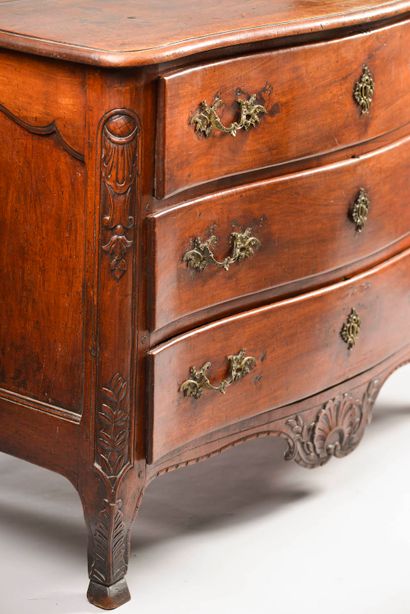 Straight walnut chest of drawers, the front...