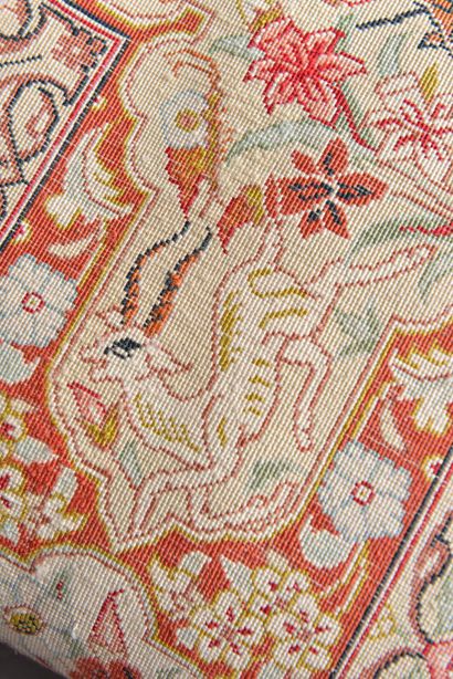Tapis Ghoum en soie, le champ central à décor...