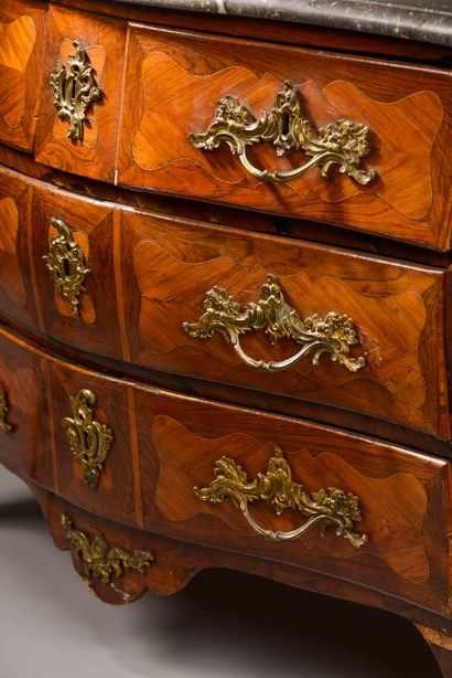 Rosewood veneer chest of drawers in rosewood...