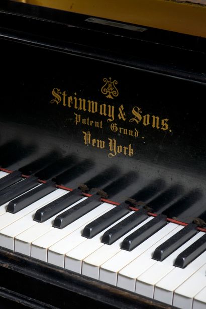 STEINWAY SONS.

Piano quart de queue en bois...