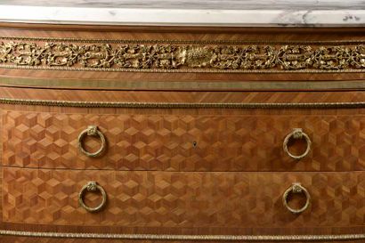 Chest of drawers with curved front in satin...