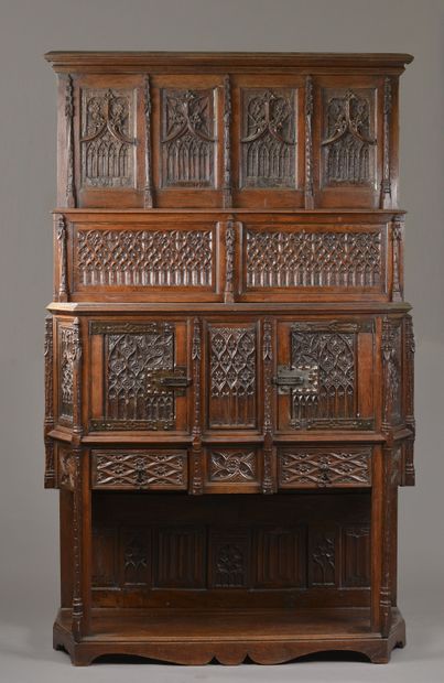 Dressoir néo-gothique en chêne et noyer mouluré...