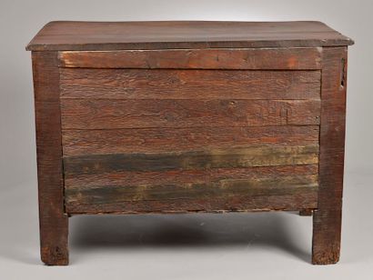 Straight walnut chest of drawers, the front...