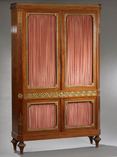 Bookcase in mahogany and mahogany veneer,...