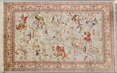 Tapis Ghoum en soie, le champ central à décor...