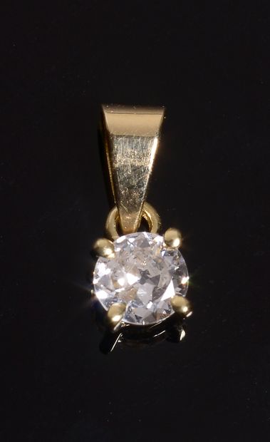 Pendant in 18k yellow gold with a round old-cut...