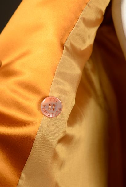 Veste en soie orange mordoré, fermeture croisée...
