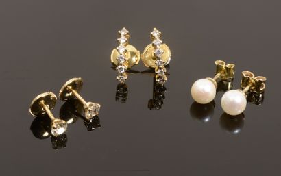 Ensemble de trois paires de boutons d'oreilles...