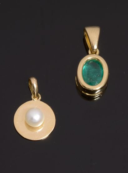 Ensemble de deux pendentifs en or jaune 18k,...