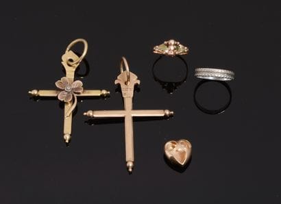 Set in 18k yellow gold comprising:

- Two...