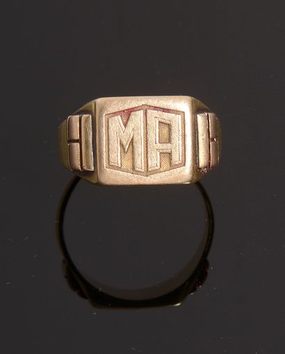Bague chevalière en or jaune 18k monogrammée...
