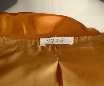Veste en soie orange mordoré, fermeture croisée...