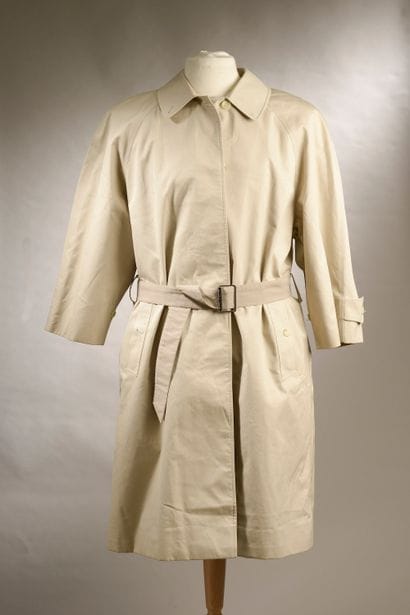

BURBERRY.

Trench coat in beige cotton...