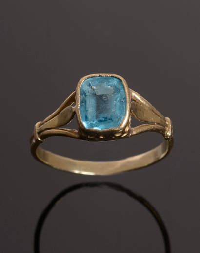 Ring in 18k yellow gold set with a blue stone...
