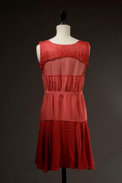 NINA RICCI.

Robe sans manches, encolure...