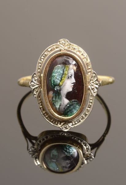 Ring in 18k yellow gold, the oval bezel with...