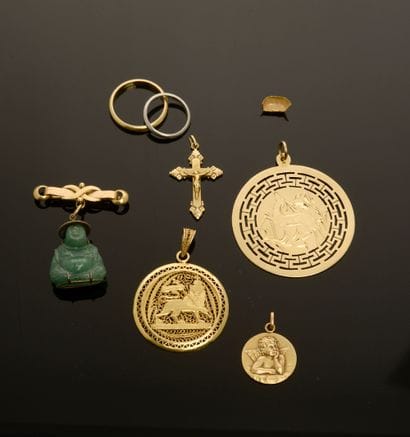 Set in 18k yellow gold comprising: 

- a...