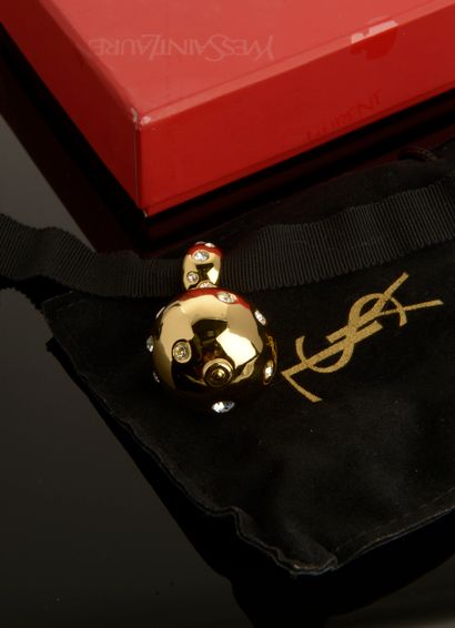 YVES SAINT LAURENT.

Pendentif sphérique...