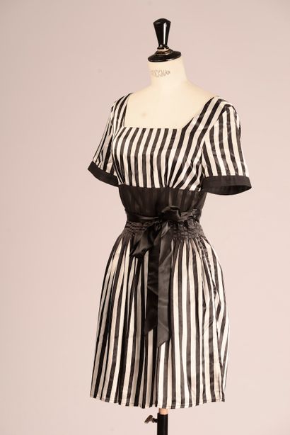 CHANEL. 

Robe en soie à rayures noires et...