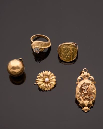 Set in 18k yellow gold comprising: 

- Ring...