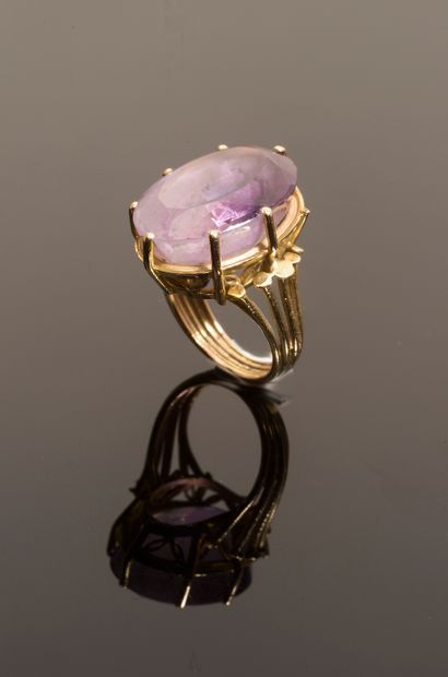 Bague en or jaune 18k griffée d'une améthyste...