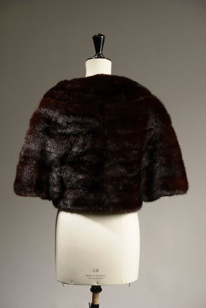 CHOMBERT Paris.

Small brown mink vest, V-neckline...