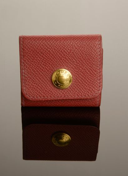 HERMÈS Paris.

Étui à post-it en cuir rouge...