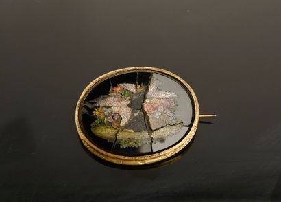 Broche ovale en or jaune 18k ornée d'une...