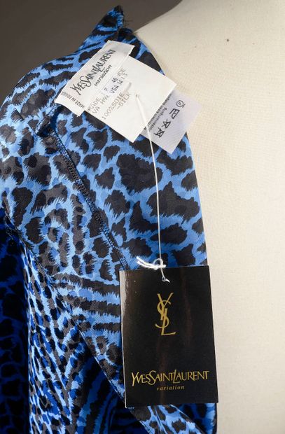 YVES SAINT LAURENT Variation.

Silk dress...
