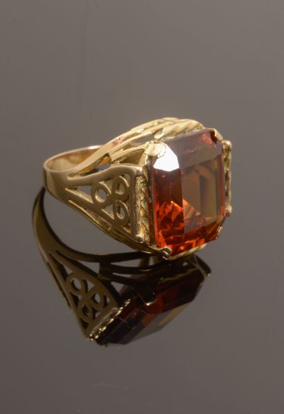 Bague en or jaune 18k ornée d'un saphir synthétique...