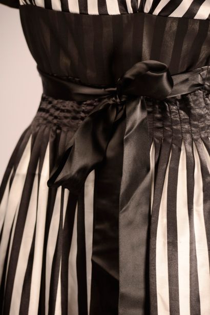 CHANEL. 

Robe en soie à rayures noires et...