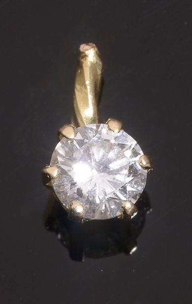 Pendant in 18k yellow gold with a round brilliant-cut...