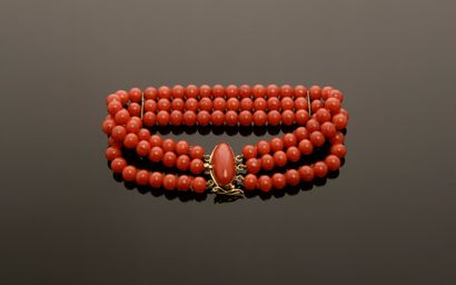 Bracelet à trois rangs d'un total de cent-deux...