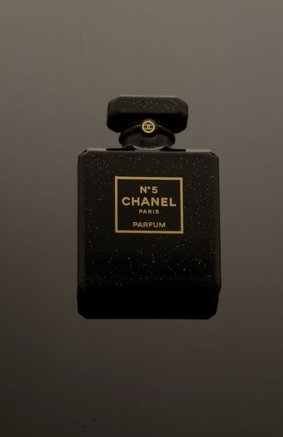 CHANEL. 

Broche en bakélite noire figurant...