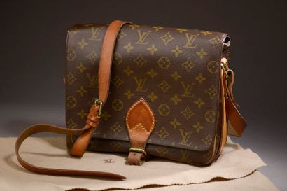 LOUIS VUITTON.

Sac cartouchière en toile...