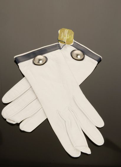 Création PIERRE CARDIN.

Paire de gants en...
