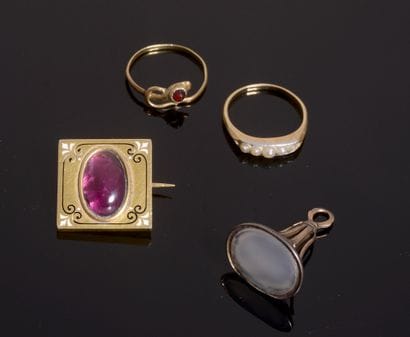 Small square brooch in 18k yellow gold centered...
