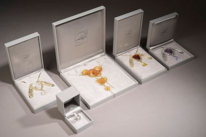 LALIQUE.

Ensemble comprenant :

- Collier...