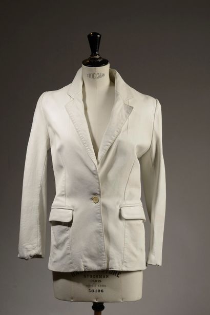 ANN DEMEULEMEESTER.

Belted jacket in white...