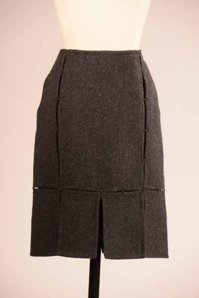 PRADA.

Jupe droite en laine noire chinée...