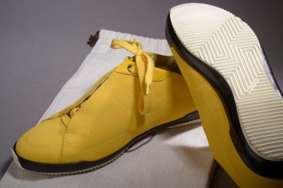 HERMÈS Paris.

Paire de sneakers à lacet...