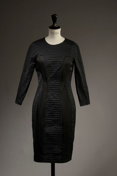 HUGO BOSS.

Robe noire en polyester mélangé...