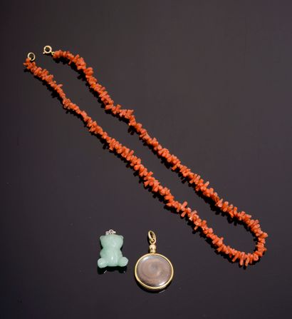 Set including :

- Red coral necklace with...