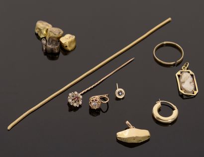 18k yellow gold set comprising: 

- a tie...