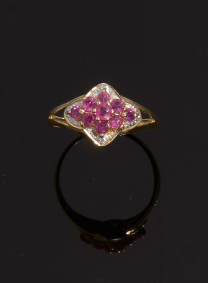 Ring in 18k yellow gold, the navette-shaped...
