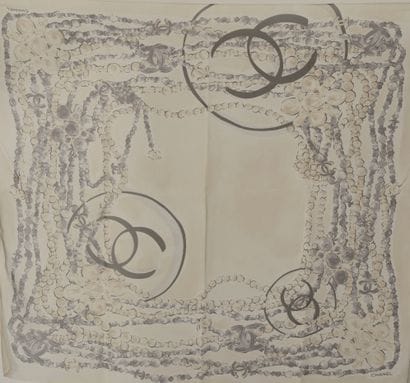 CHANEL. 

Square of silk in muslin with decoration...